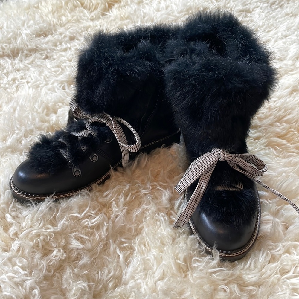 Arturo Chiang 
Arturo Chiang Women's Philippa Rabbit Fur Hiking Boot